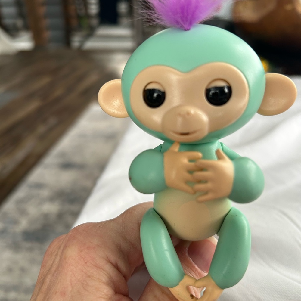 Interactive Green Fingerlings Baby Monkey Toy